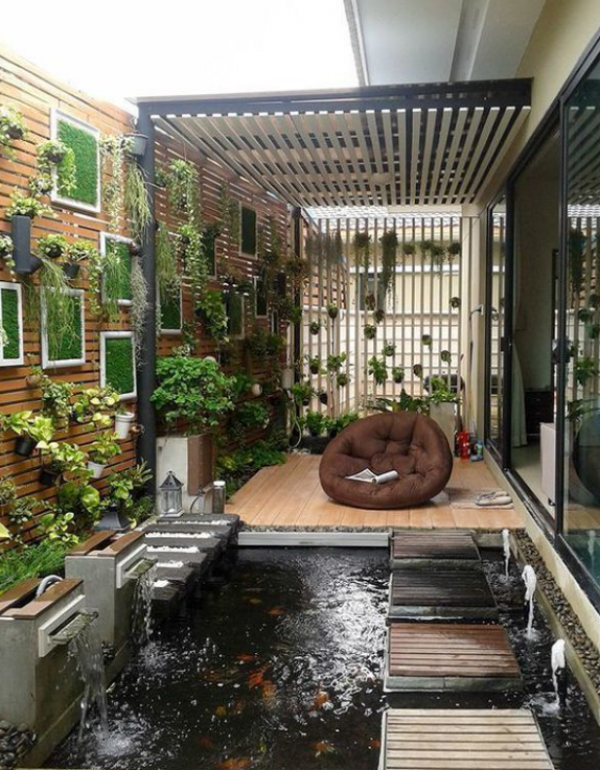 Taman dengan teras kayu dan kolam ikan mini